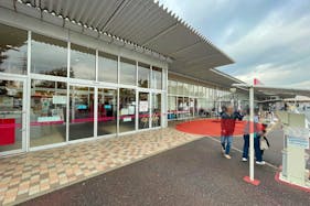 【イオンタウン東習志野】キッチンカーでの出店に最適な施設メイン出入口付近にある屋外スペース