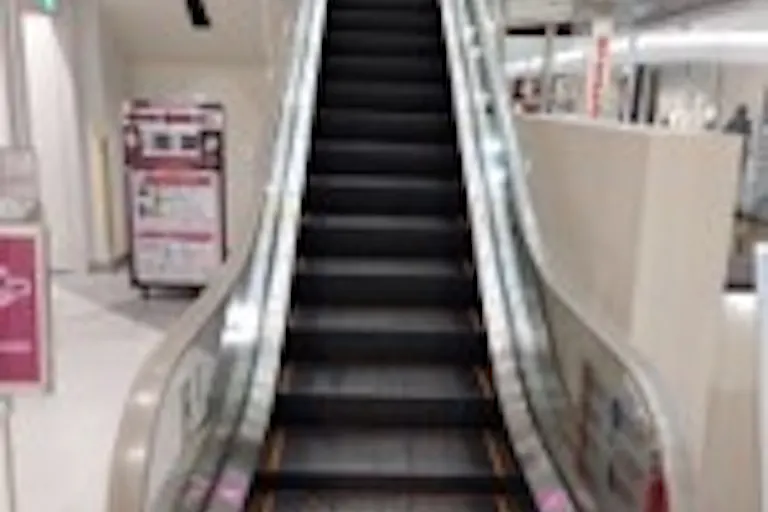 【イオンモール川口前川】モール内広告 エスカレーターインナーデッキの画像1