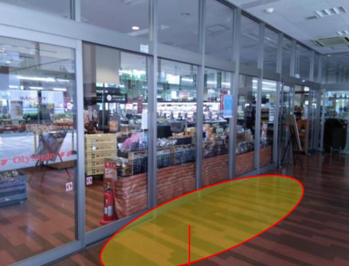 【オリンピック志村坂下店】プロモーションに最適な1F正面出入口風除室スペースの画像