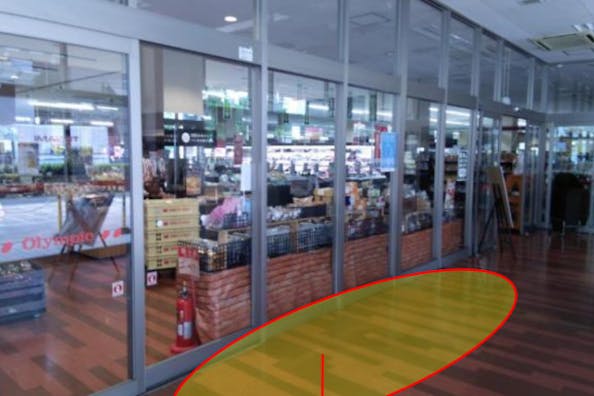 【オリンピック志村坂下店】プロモーションに最適な1F正面出入口風除室スペース