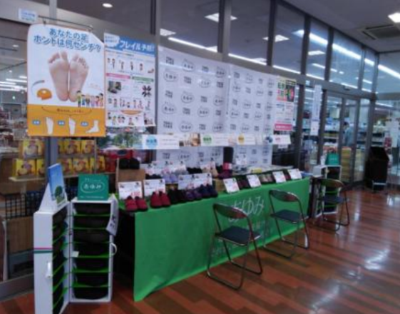 【オリンピック志村坂下店】プロモーションに最適な1F正面出入口風除室スペース