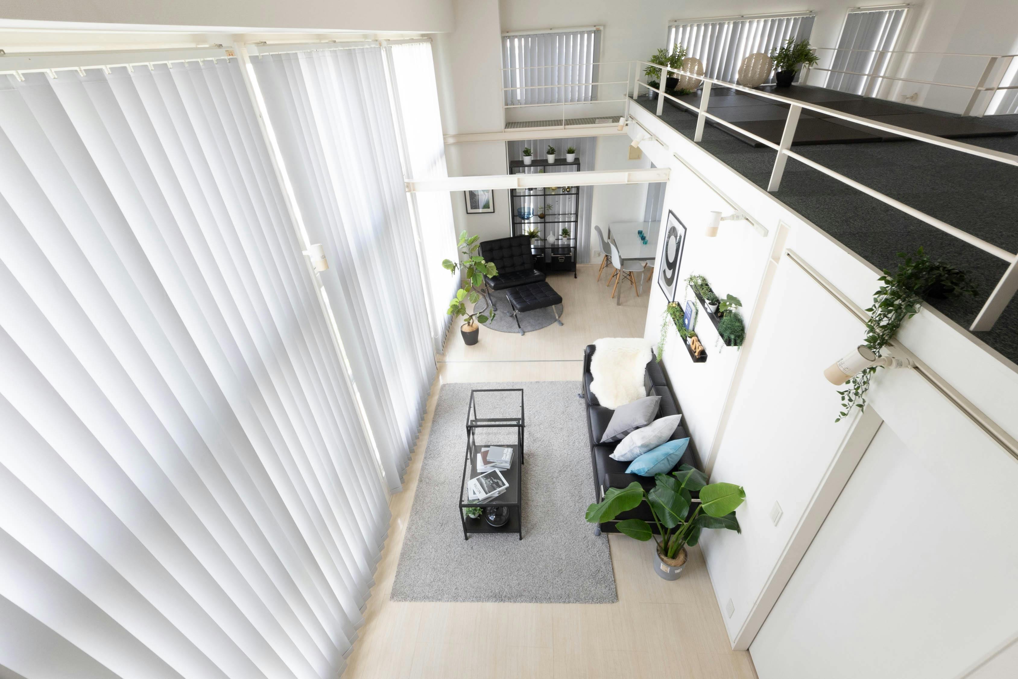 【代々木駅4分】天井高4m・三面採光で自然光豊かな新宿を一望できる撮影スタジオ