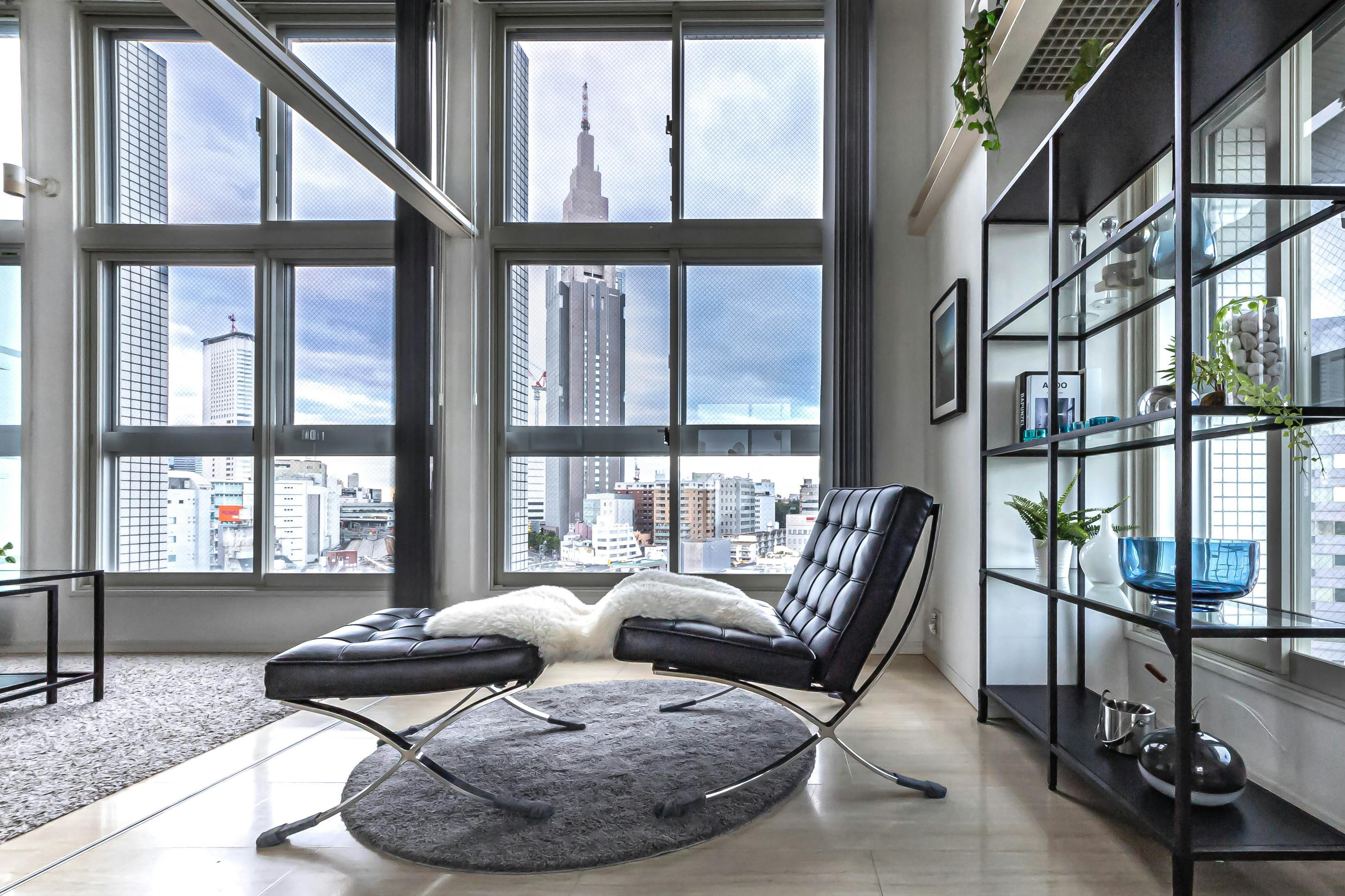 【代々木駅4分】天井高4m・三面採光で自然光豊かな新宿を一望できる撮影スタジオ