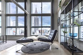 【代々木駅4分】天井高4m・三面採光で自然光豊かな新宿を一望できる撮影スタジオ