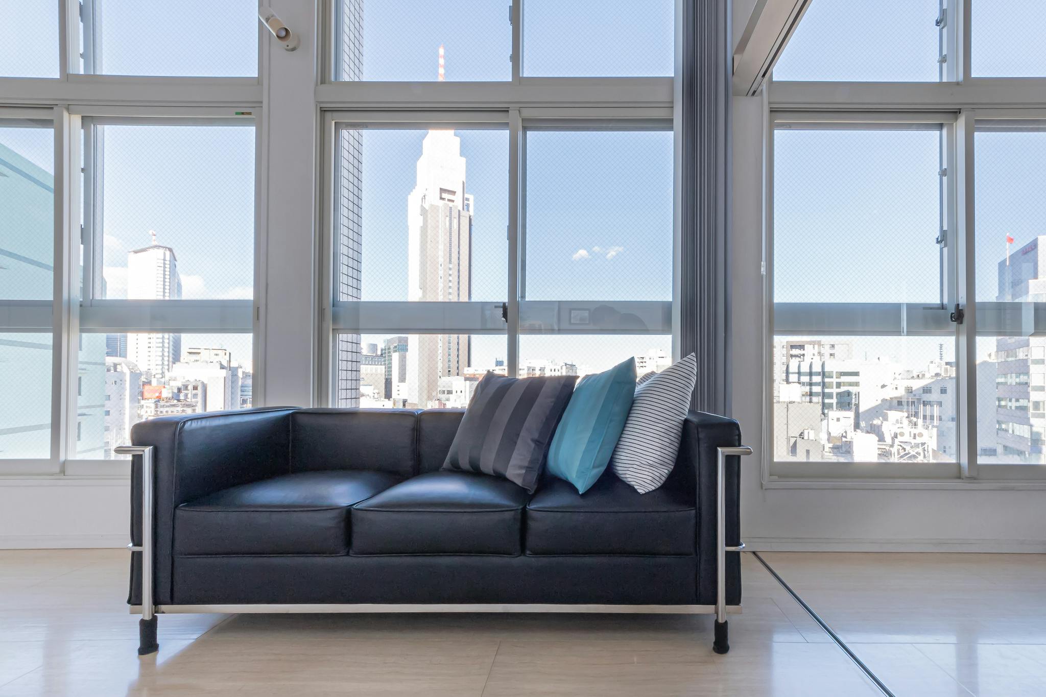 【代々木駅4分】天井高4m・三面採光で自然光豊かな新宿を一望できる撮影スタジオ