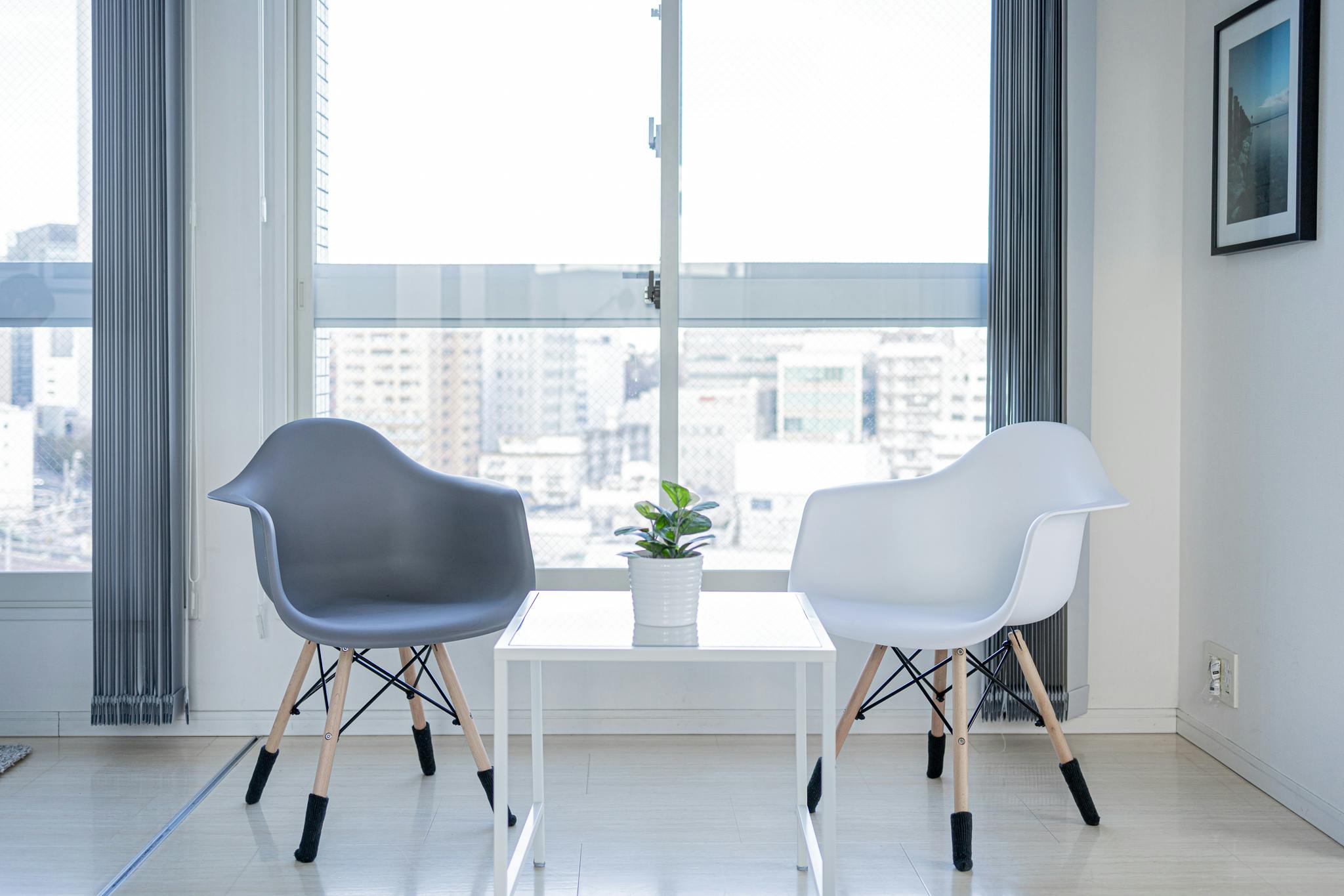 【代々木駅4分】天井高4m・三面採光で自然光豊かな新宿を一望できる撮影スタジオ