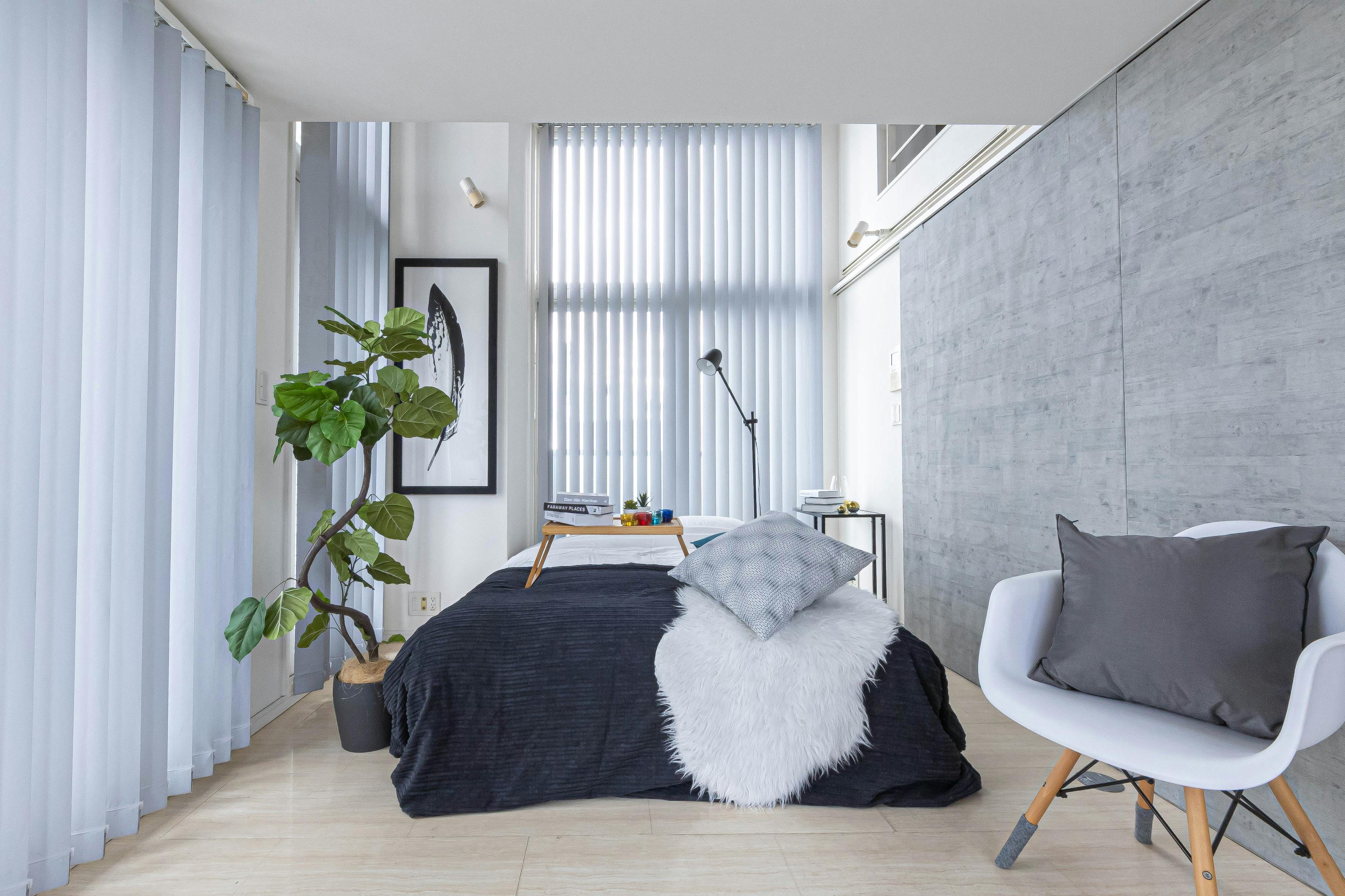 【代々木駅4分】天井高4m・三面採光で自然光豊かな新宿を一望できる撮影スタジオ