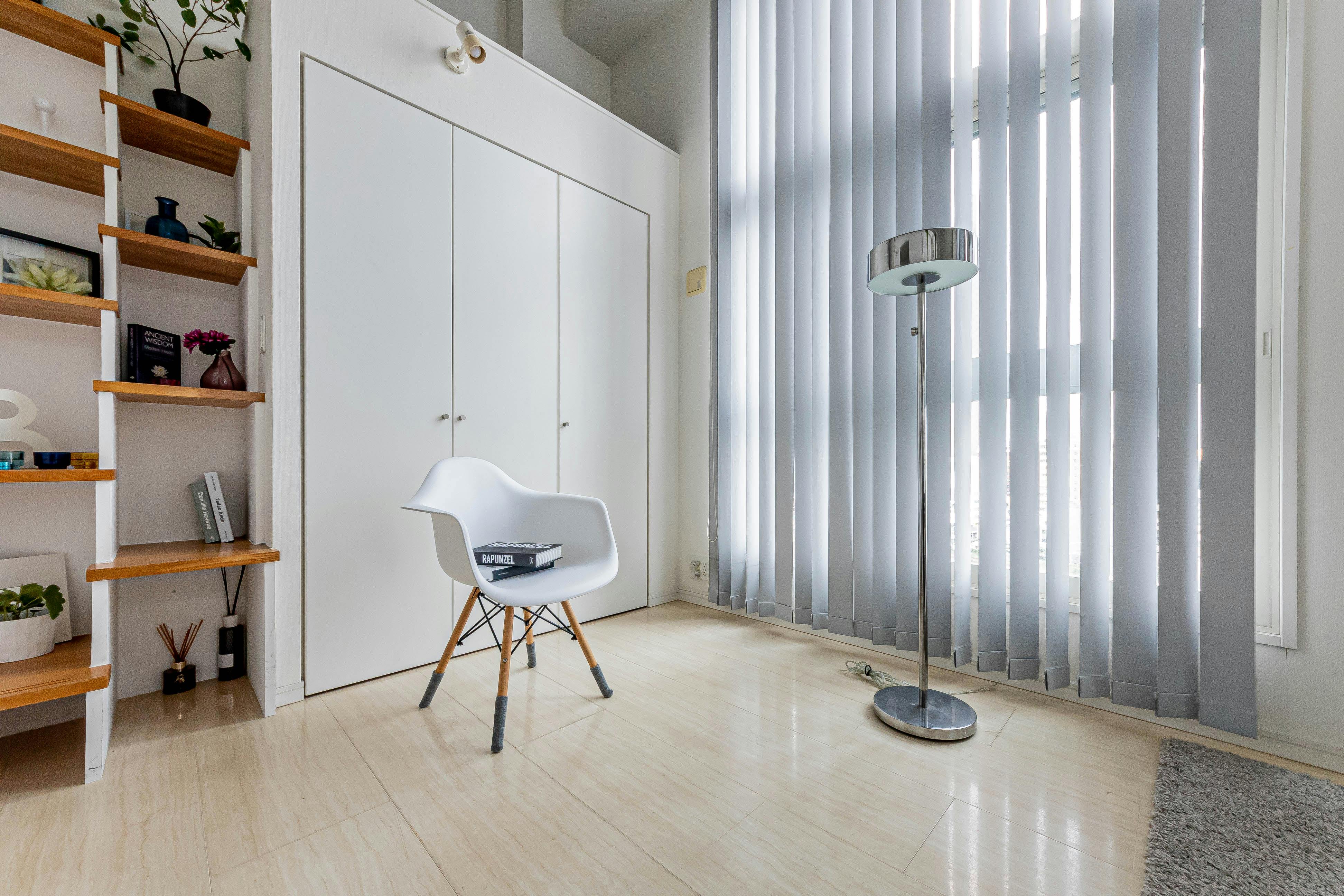 【代々木駅4分】天井高4m・三面採光で自然光豊かな新宿を一望できる撮影スタジオ