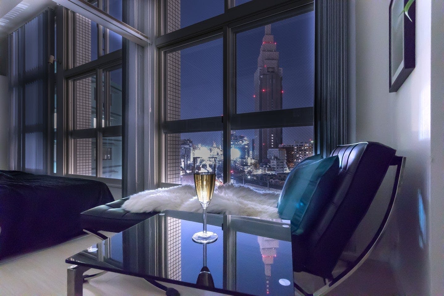 【代々木駅4分】天井高4m・三面採光で自然光豊かな新宿を一望できる撮影スタジオ