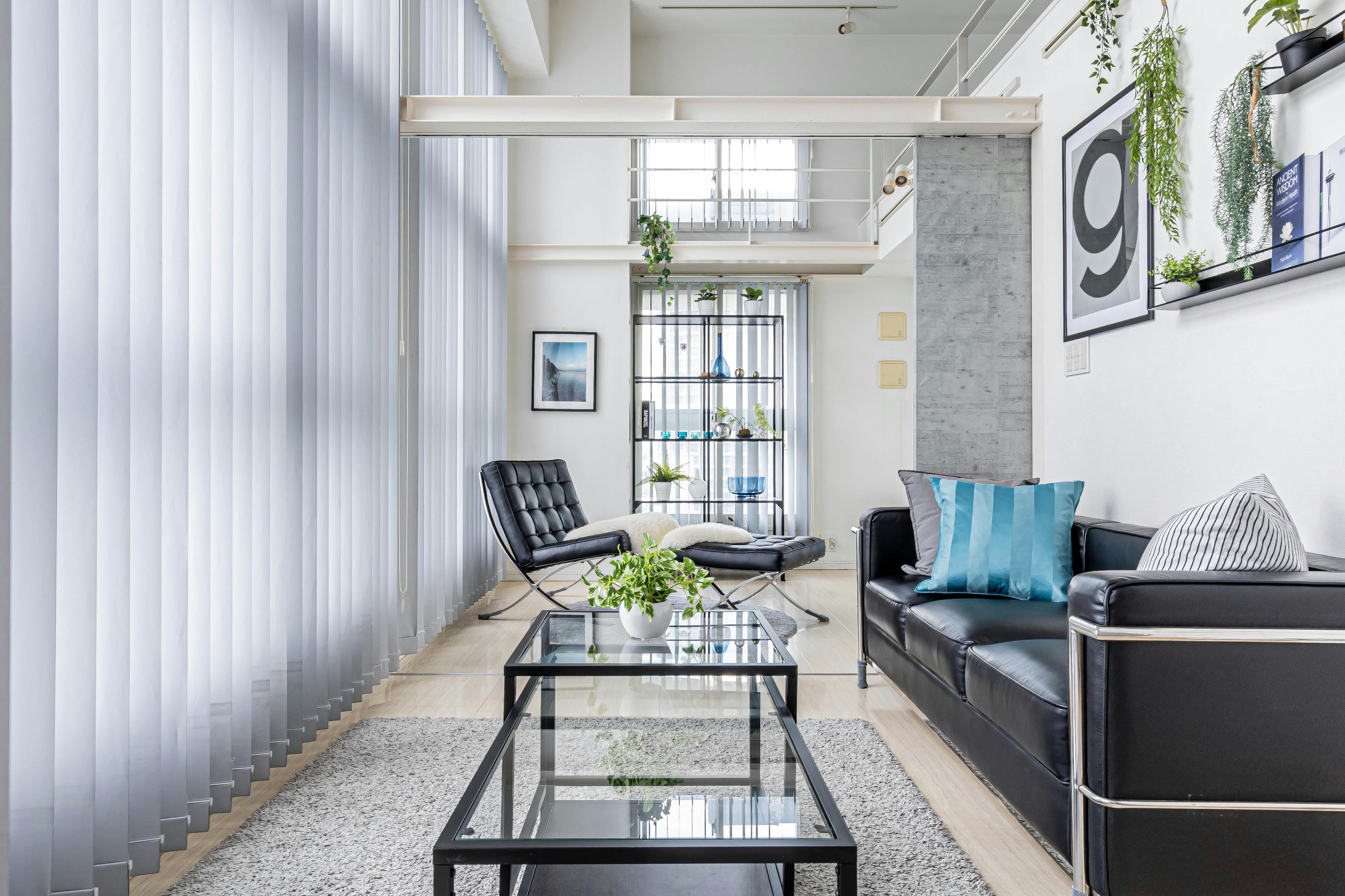 【代々木駅4分】天井高4m・三面採光で自然光豊かな新宿を一望できる撮影スタジオ