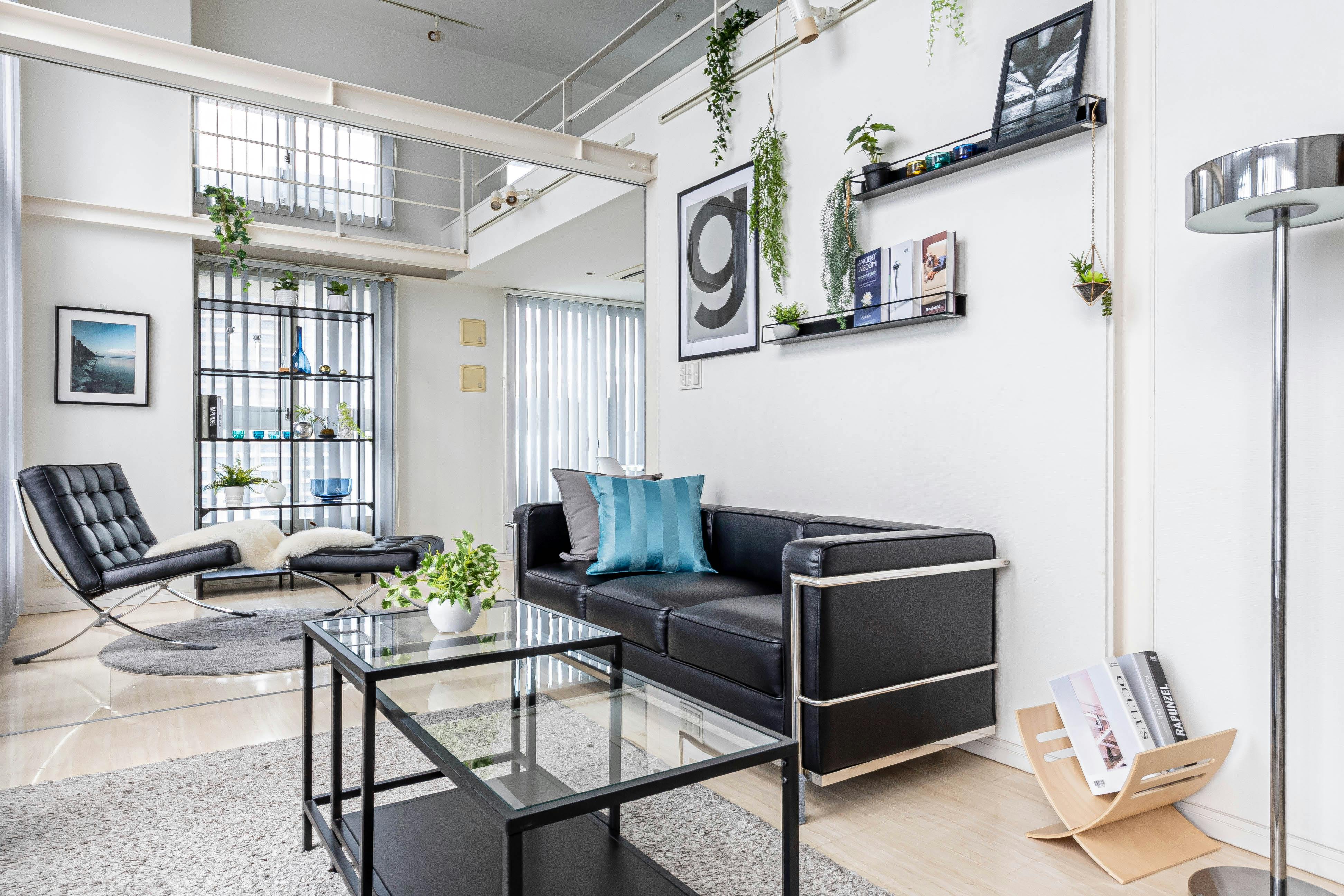 【代々木駅4分】天井高4m・三面採光で自然光豊かな新宿を一望できる撮影スタジオ