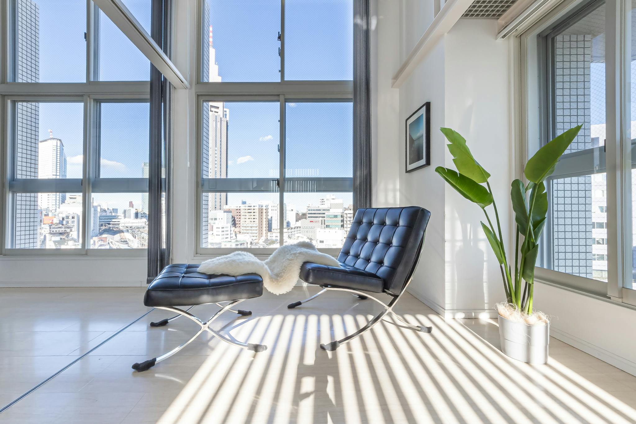 【代々木駅4分】天井高4m・三面採光で自然光豊かな新宿を一望できる撮影スタジオ