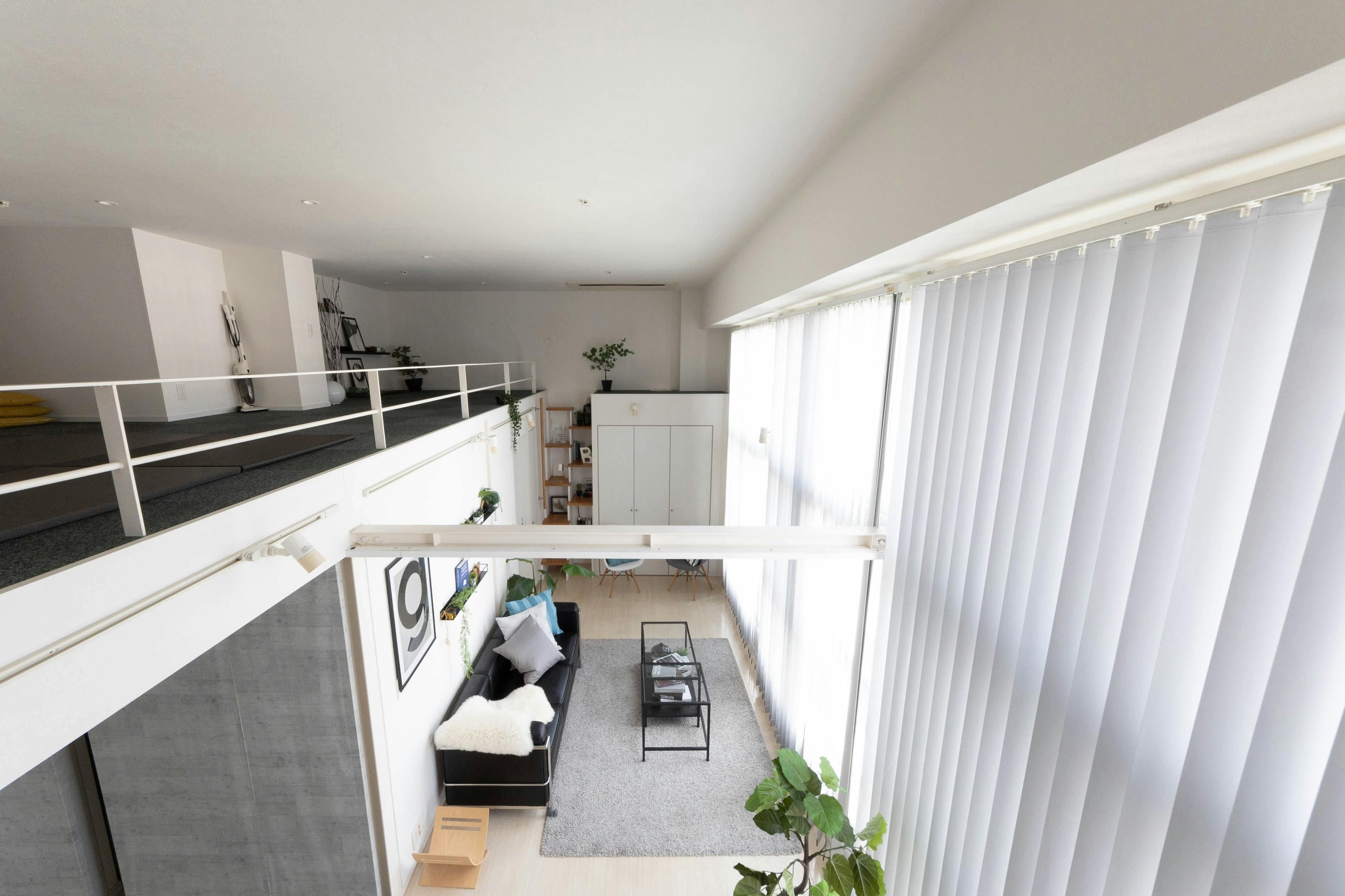 【代々木駅4分】天井高4m・三面採光で自然光豊かな新宿を一望できる撮影スタジオ