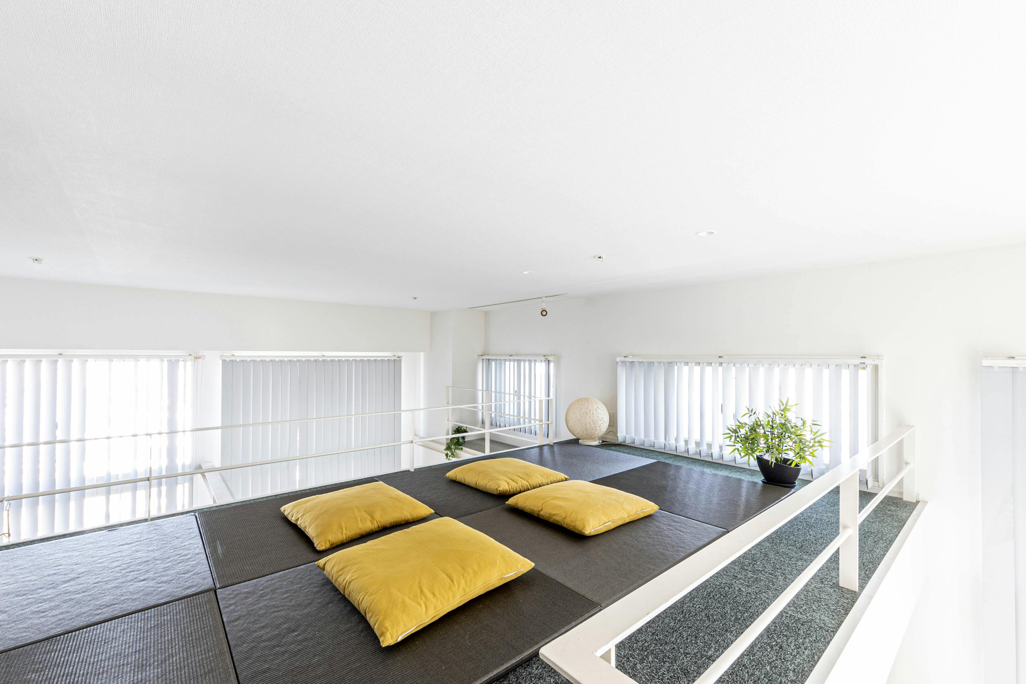 【代々木駅4分】天井高4m・三面採光で自然光豊かな新宿を一望できる撮影スタジオ