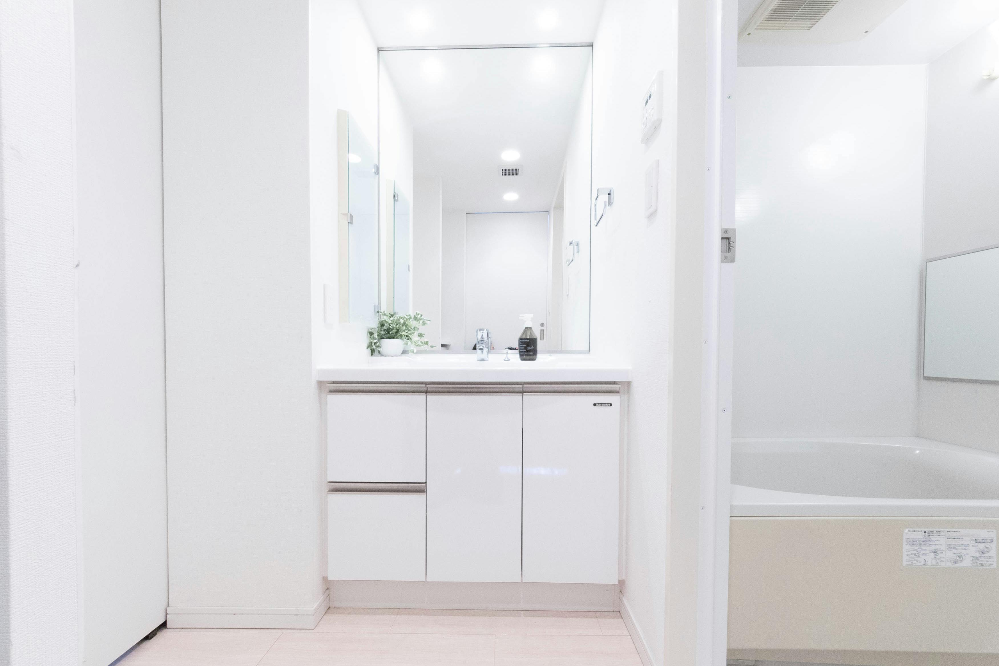 【代々木駅4分】天井高4m・三面採光で自然光豊かな新宿を一望できる撮影スタジオ