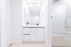 【代々木駅4分】天井高4m・三面採光で自然光豊かな新宿を一望できる撮影スタジオ