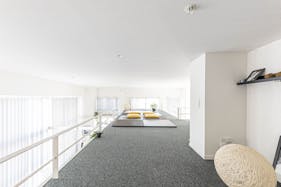 【代々木駅4分】天井高4m・三面採光で自然光豊かな新宿を一望できる撮影スタジオ