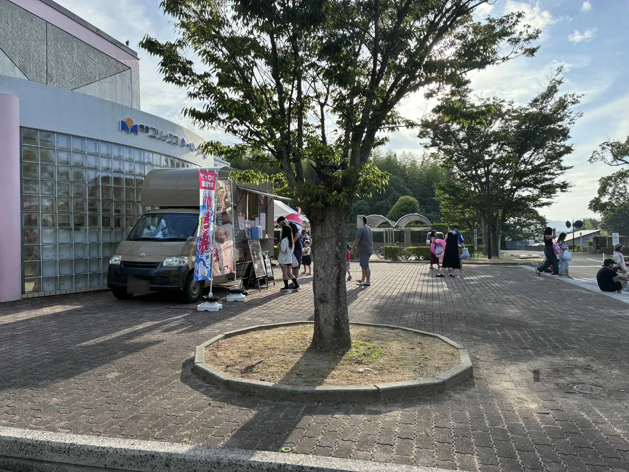 【宗像ユリックス】キッチンカー出店に利用可能な屋外スペース（ゆ～ゆ～プール前②）