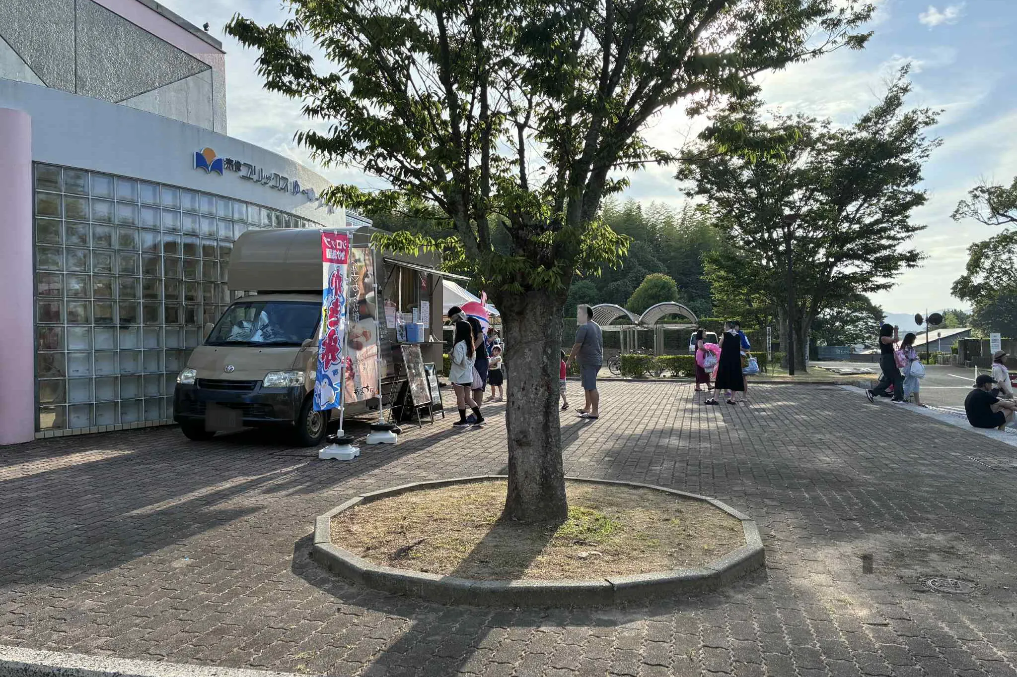 【宗像ユリックス】キッチンカー出店に利用可能な屋外スペース(ゆ~ゆ~プール前②)