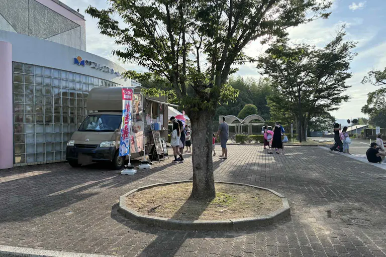 建物側に寄せて出店してください