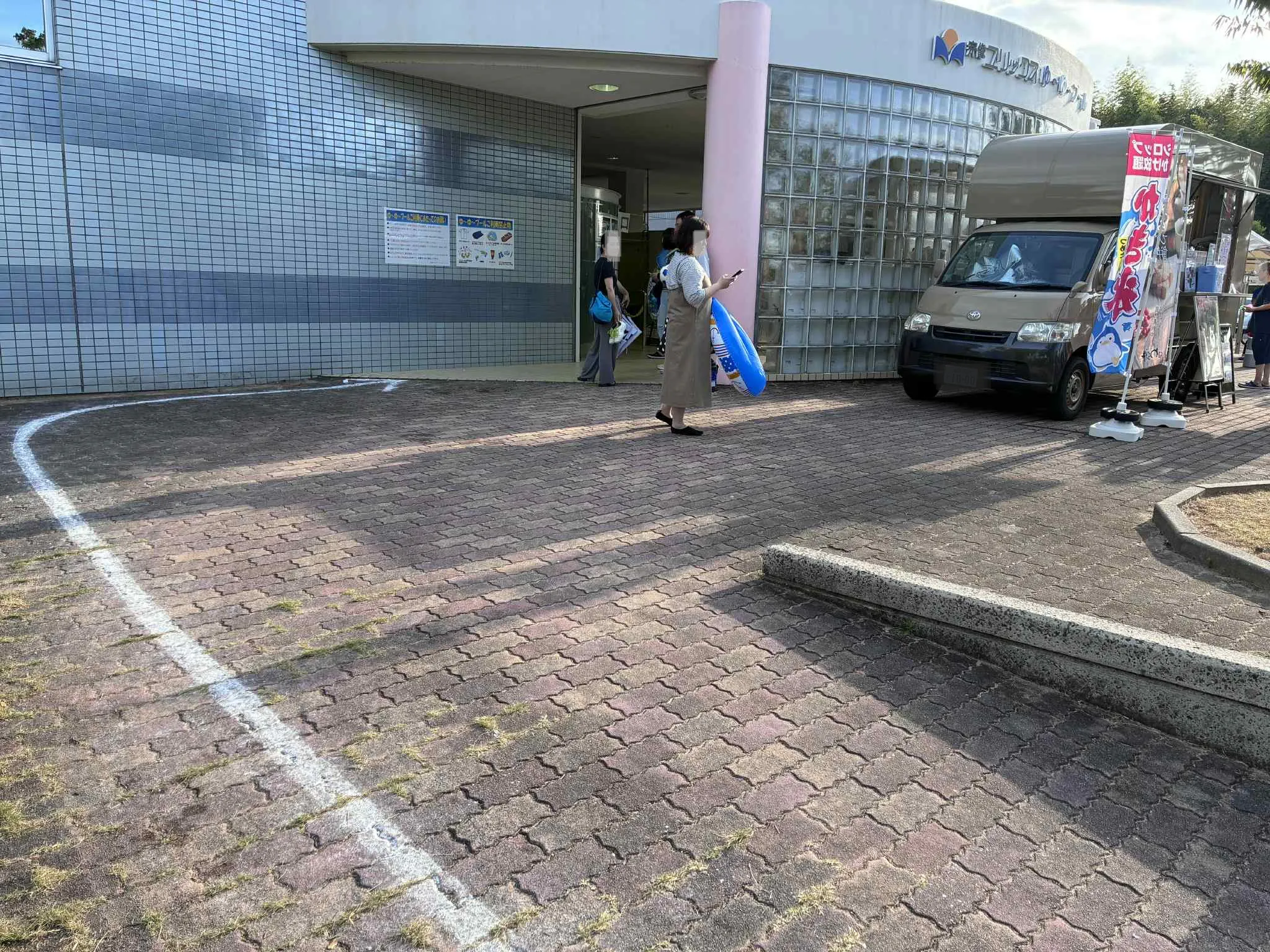 【宗像ユリックス】キッチンカー出店に利用可能な屋外スペース（ゆ～ゆ～プール前②）