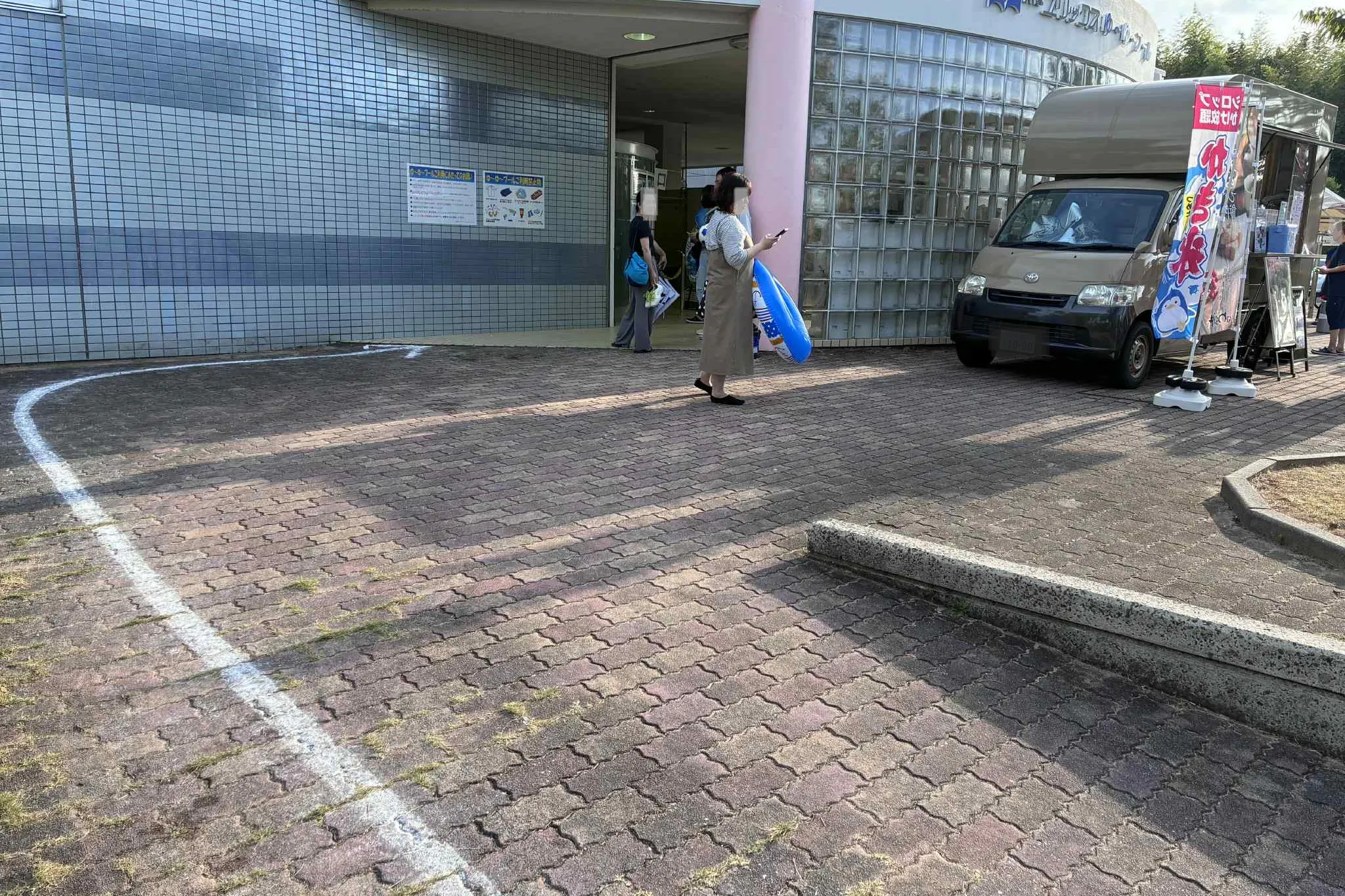 【宗像ユリックス】キッチンカー出店に利用可能な屋外スペース(ゆ~ゆ~プール前②)