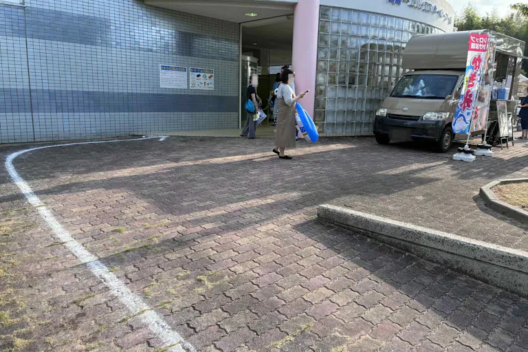 スロープを利用して進入してください