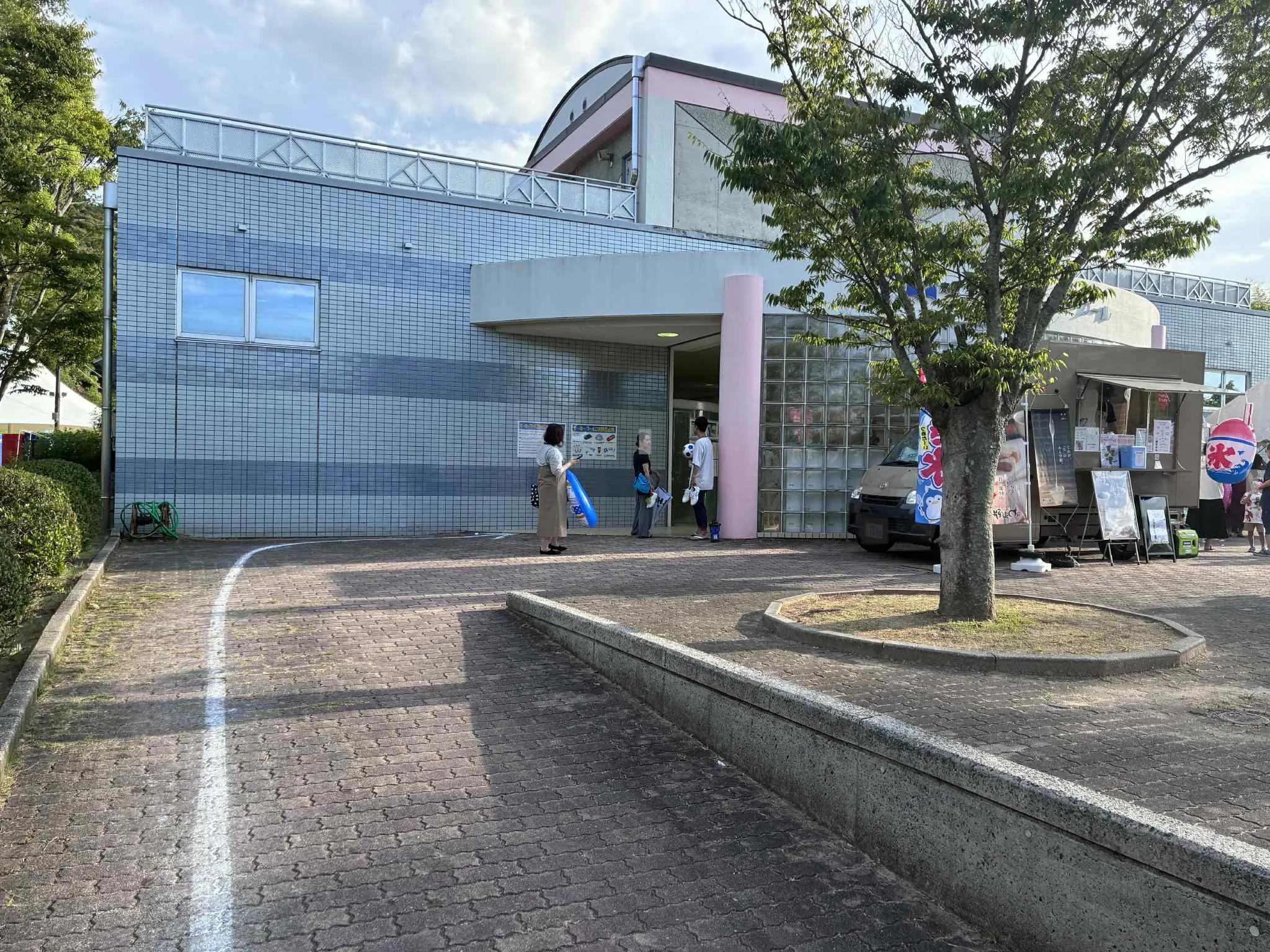 【宗像ユリックス】キッチンカー出店に利用可能な屋外スペース（ゆ～ゆ～プール前②）