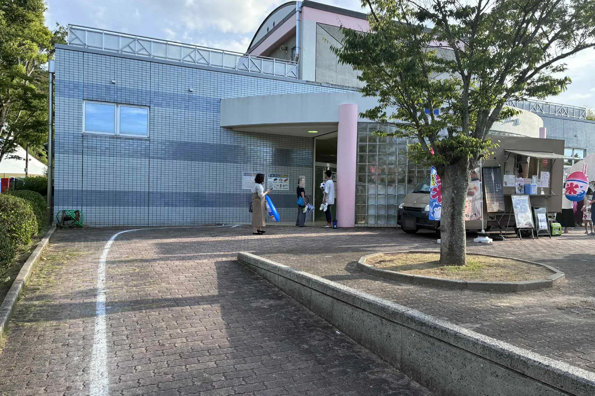 【宗像ユリックス】キッチンカー出店に利用可能な屋外スペース(ゆ~ゆ~プール前②)