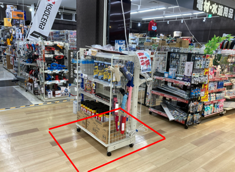 【ダイシン矢本店】店内奥主通路　プロモーションや物販に最適なホームセンター内階段前の催事イベントスペース