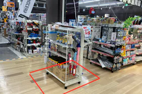 【ダイシン矢本店】店内奥主通路 プロモーションや物販に最適なホームセンター内階段前の催事イベントスペース