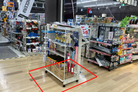 【ダイシン矢本店】店内奥主通路 プロモーションや物販に最適なホームセンター内階段前の催事イベントスペース