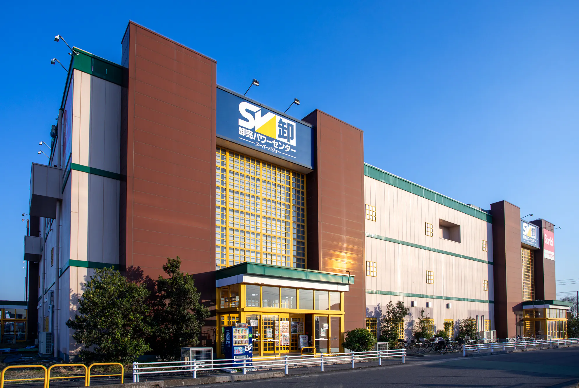 【スーパーバリュー 卸売パワーセンター岩槻店】物販やPRに最適なスーパー店内風除室のイベントスペース