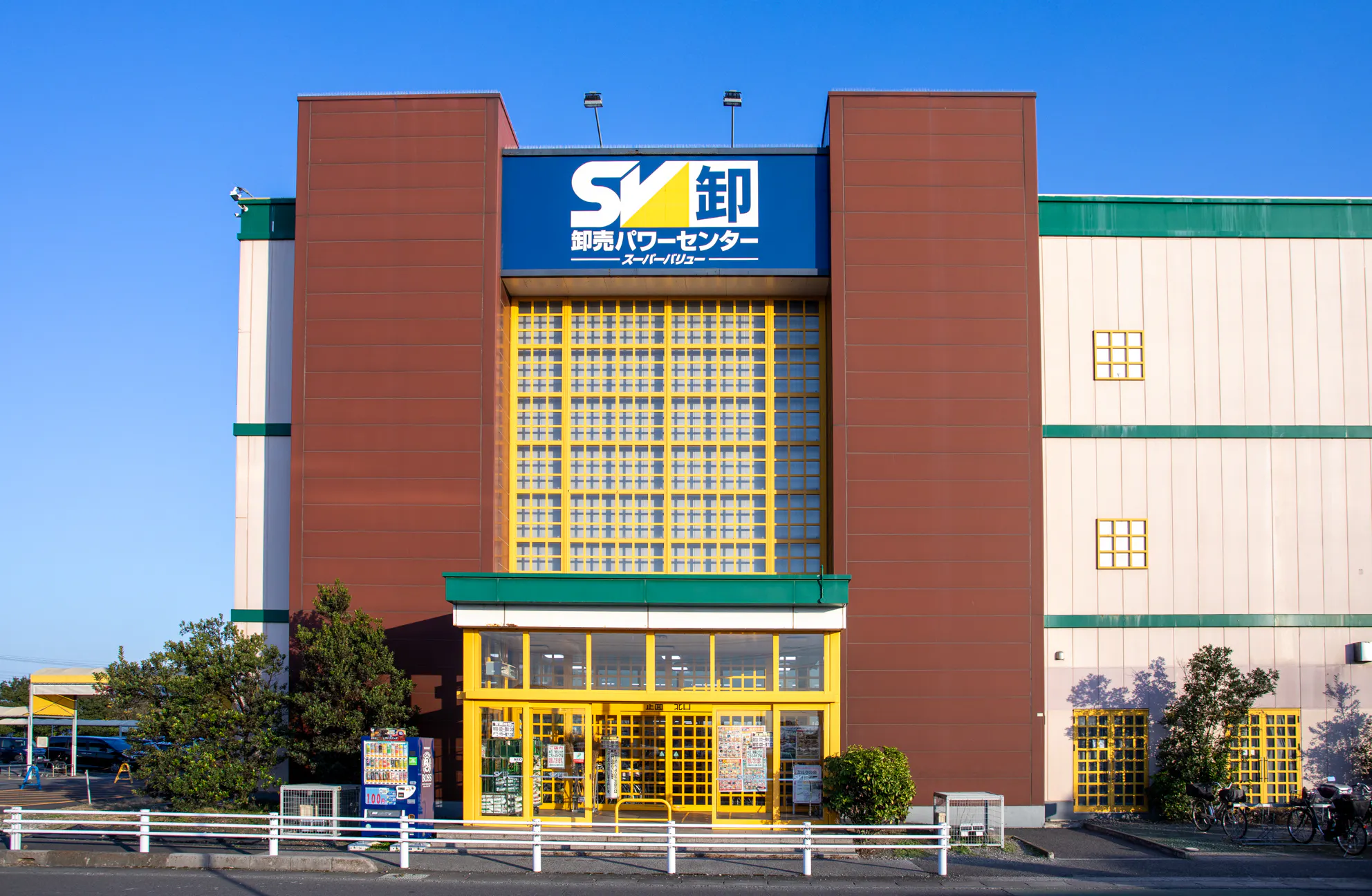 【スーパーバリュー 卸売パワーセンター岩槻店】物販やPRに最適なスーパー店内風除室のイベントスペース