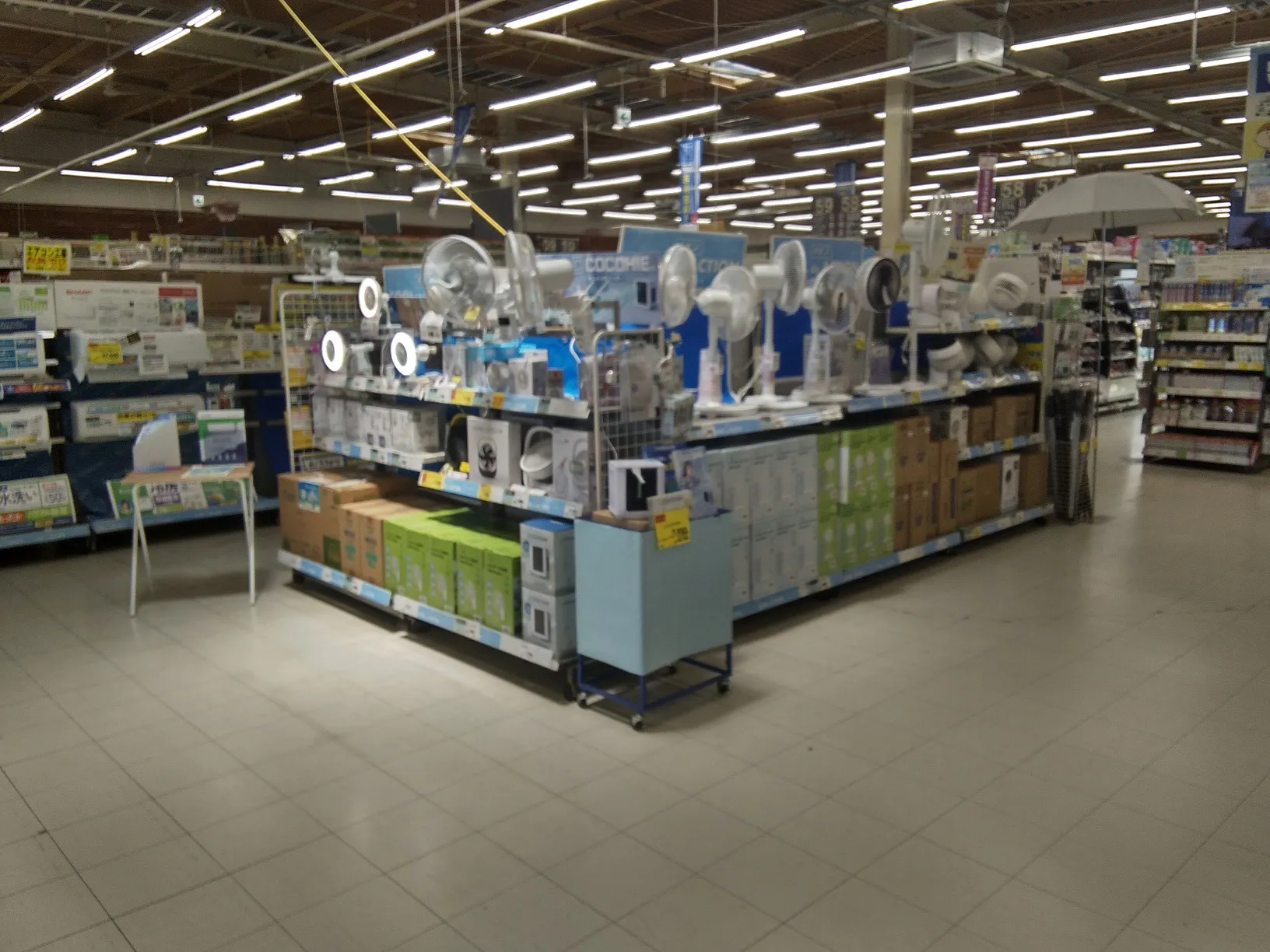 【ホームワイド大在店（大分県）】店内レジ横　催事スペース
