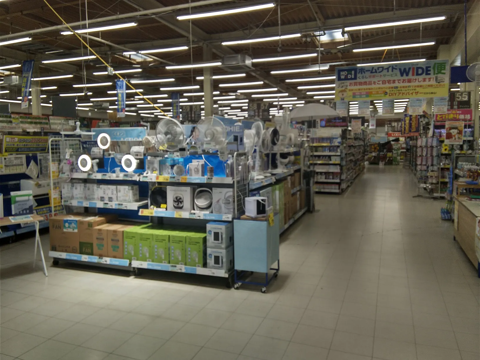 【ホームワイド大在店（大分県）】店内レジ横　催事スペース