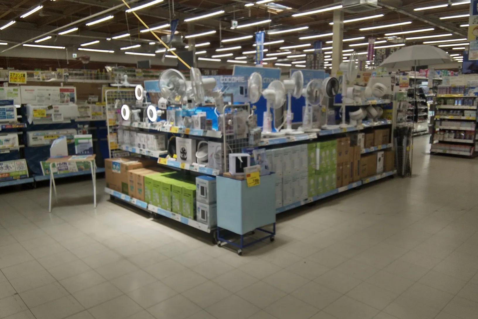 【ホームワイド大在店(大分県)】店内レジ横 催事スペース