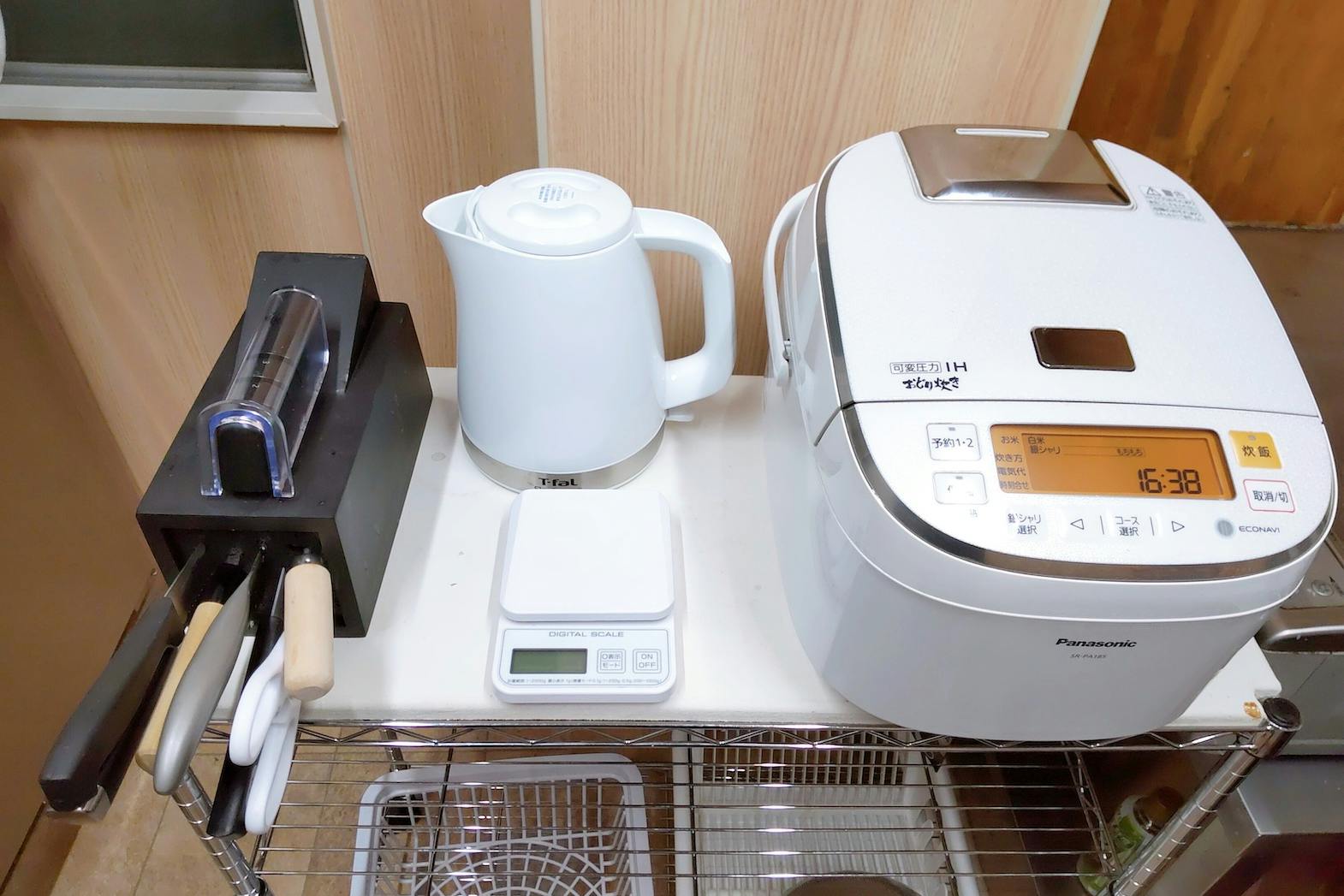 炊飯器、電気ケトル、計量器、包丁です。