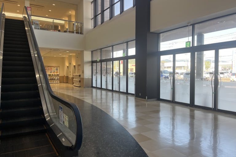 【買取・宅配NG】【ロマンシティ御坊】プロモーションに利用可能なエスカレーター下エントランススペース(ATM側)の画像6