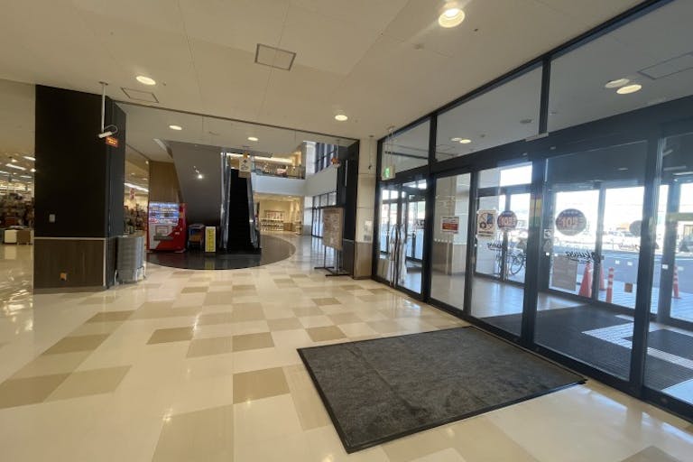 【買取・宅配NG】【ロマンシティ御坊】プロモーションに利用可能なエスカレーター下エントランススペース(ATM側)の画像1