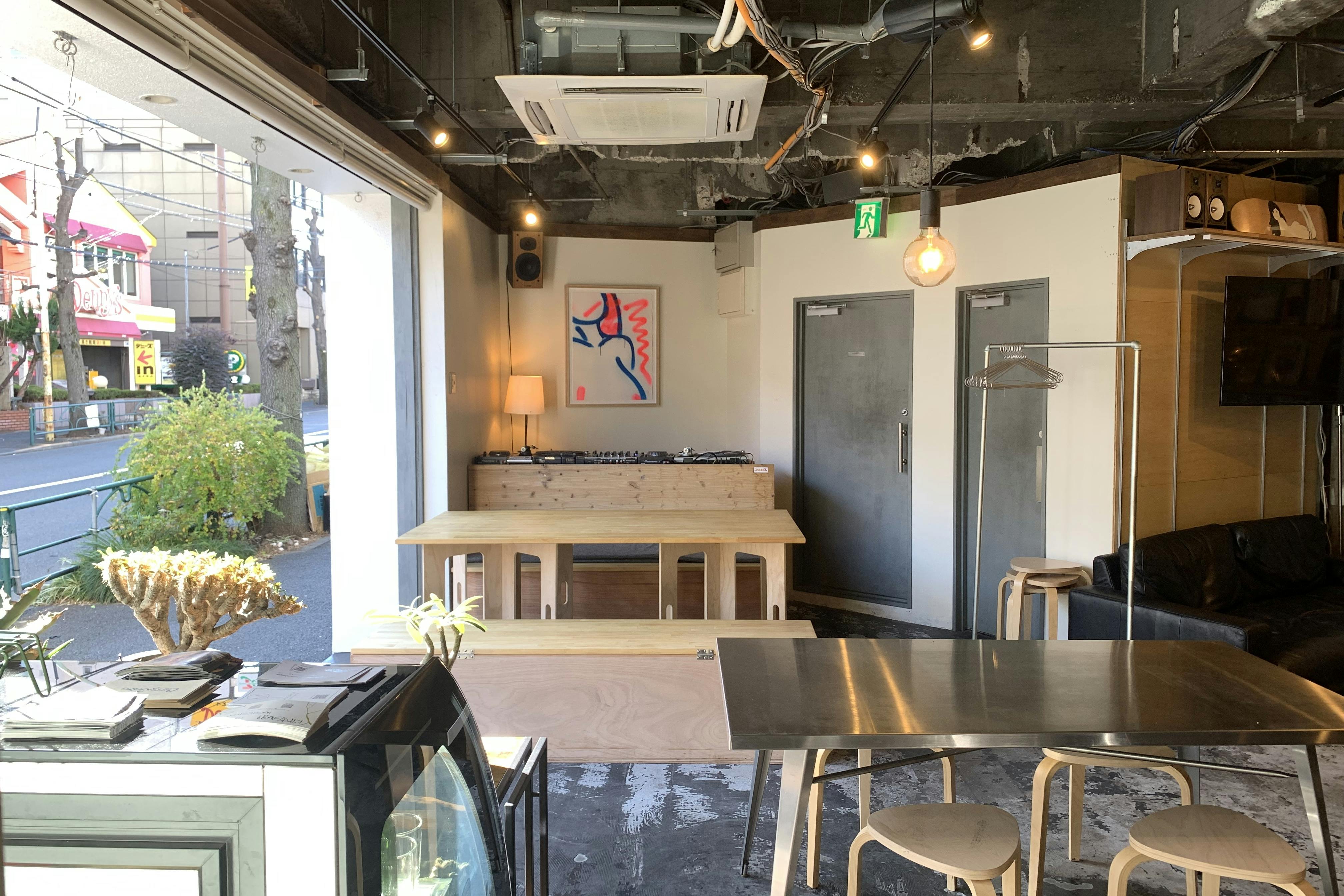 店内 入り口付近(カウンター側から)