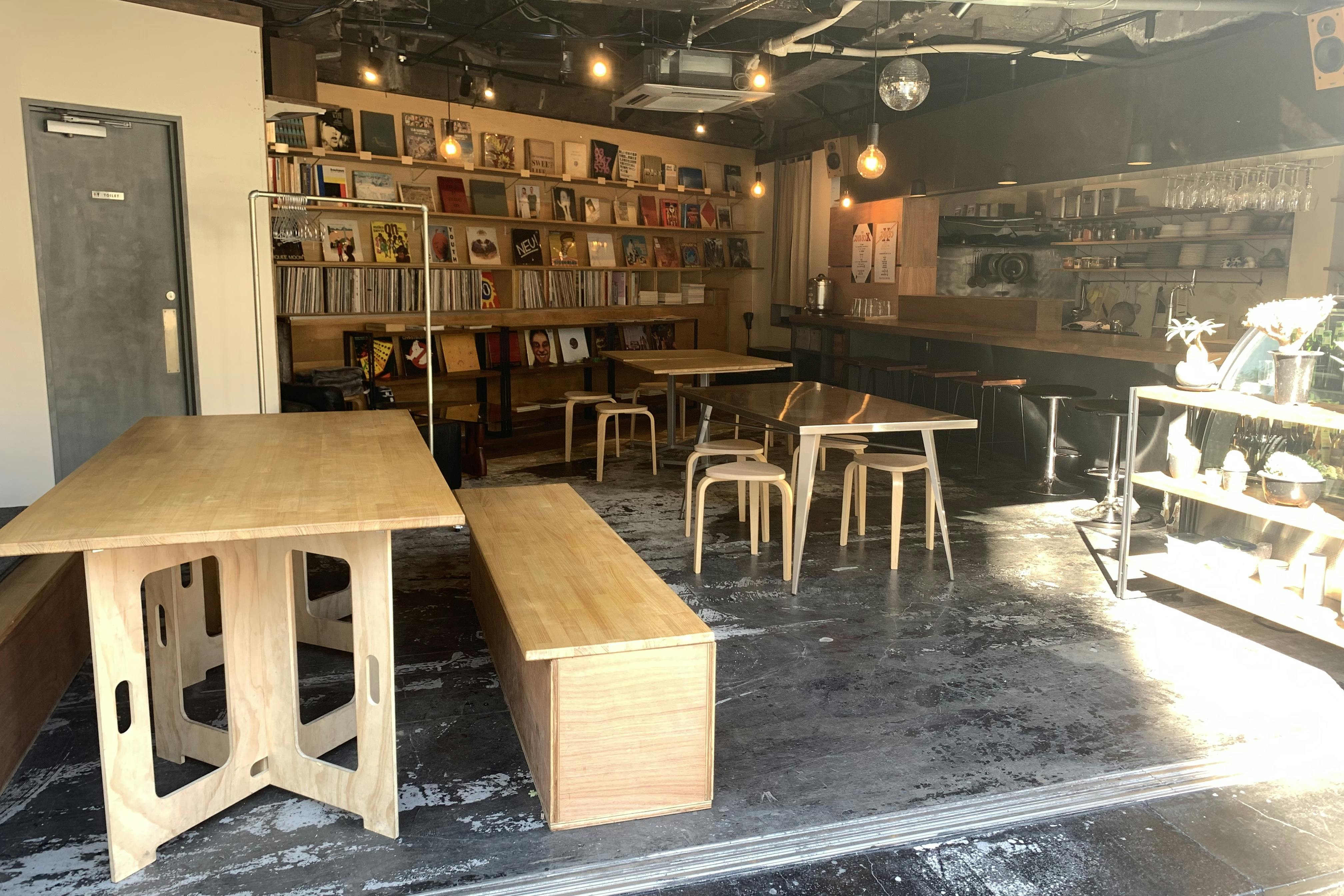 店舗入り口から店内
