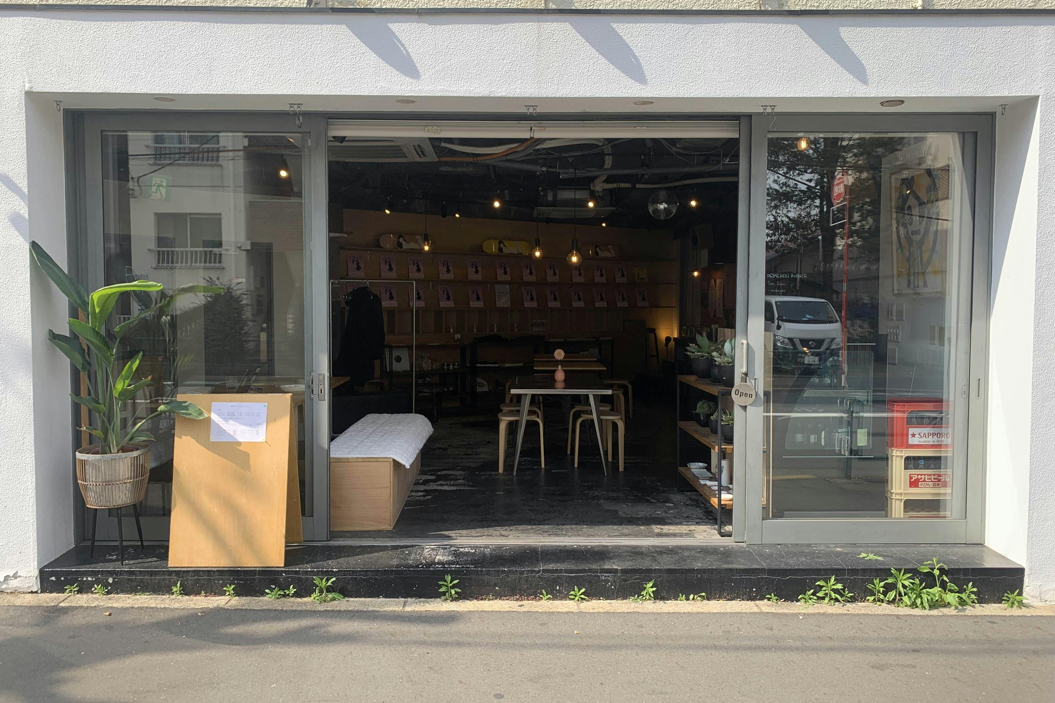 店舗正面 暗く写っていますが、店内は明るいです