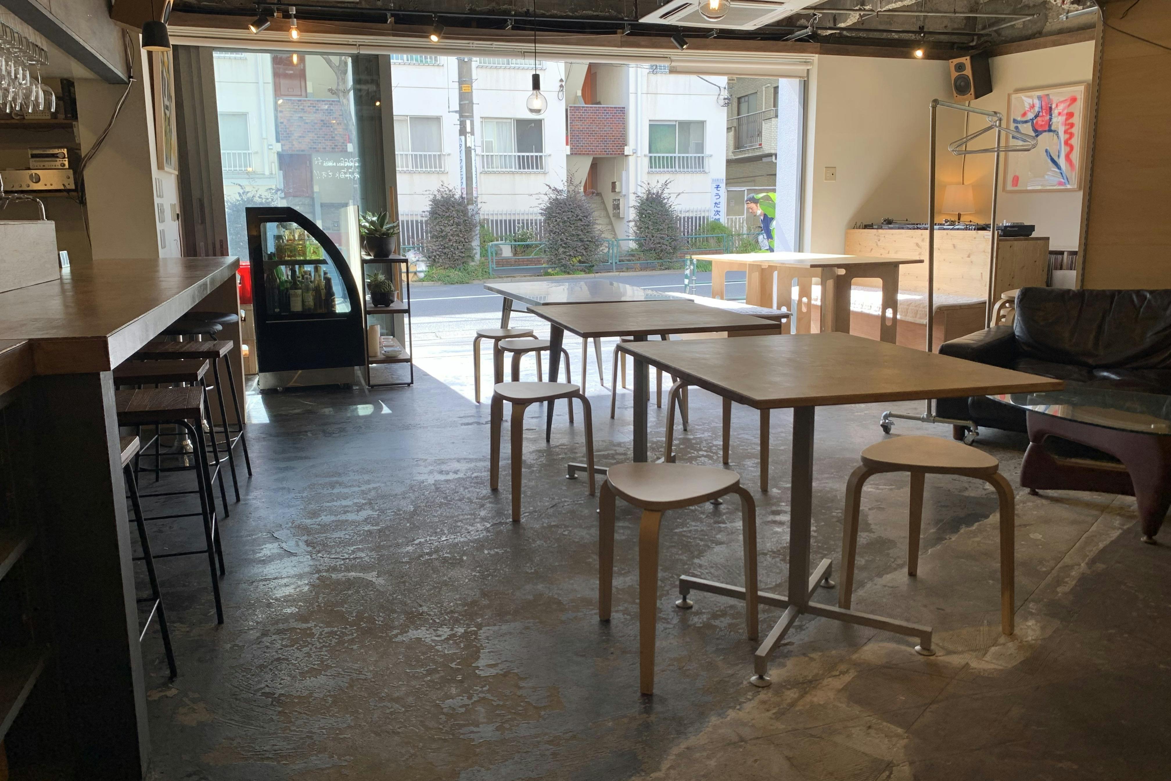 店内 カウンター6席 テーブル・ソファ席18席