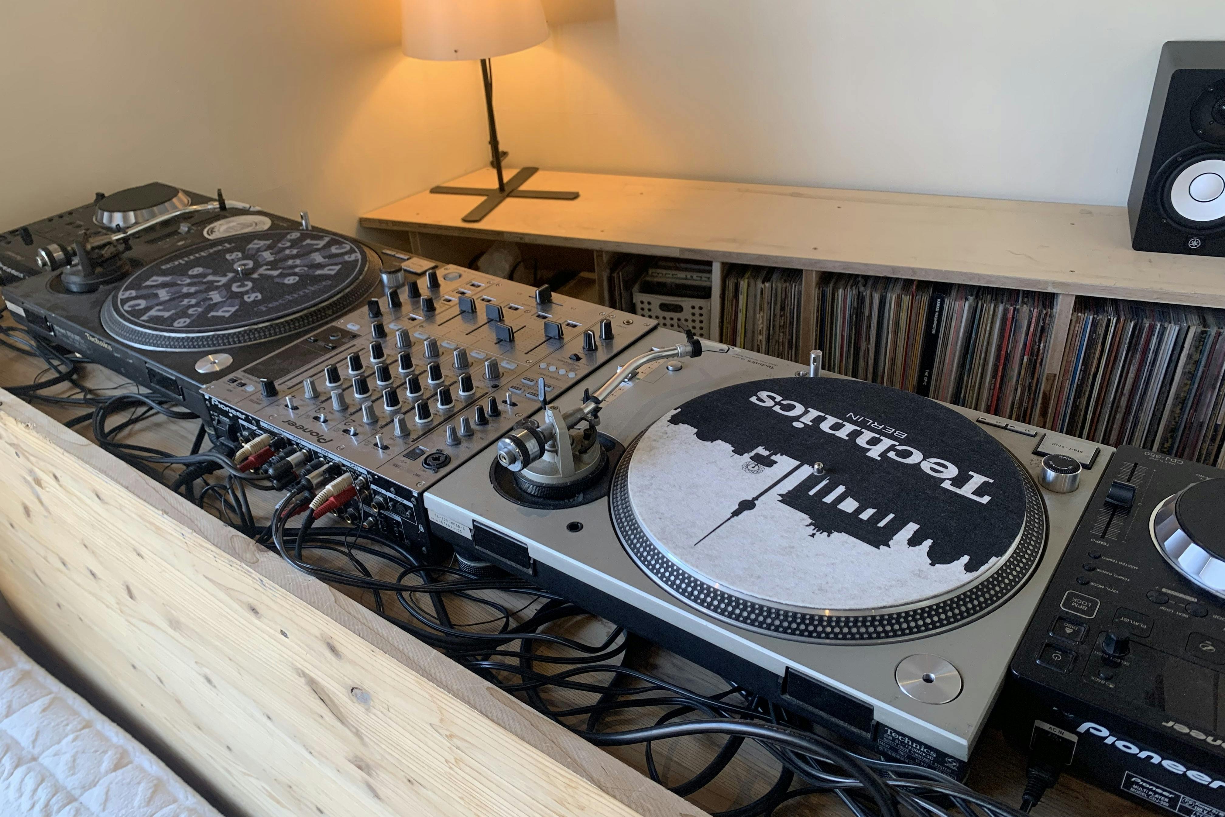 DJブース ターンテーブル×2台、CDJ×2台、ミキサー×1台