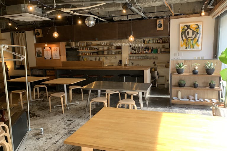 店内 DJブースからカウンター正面