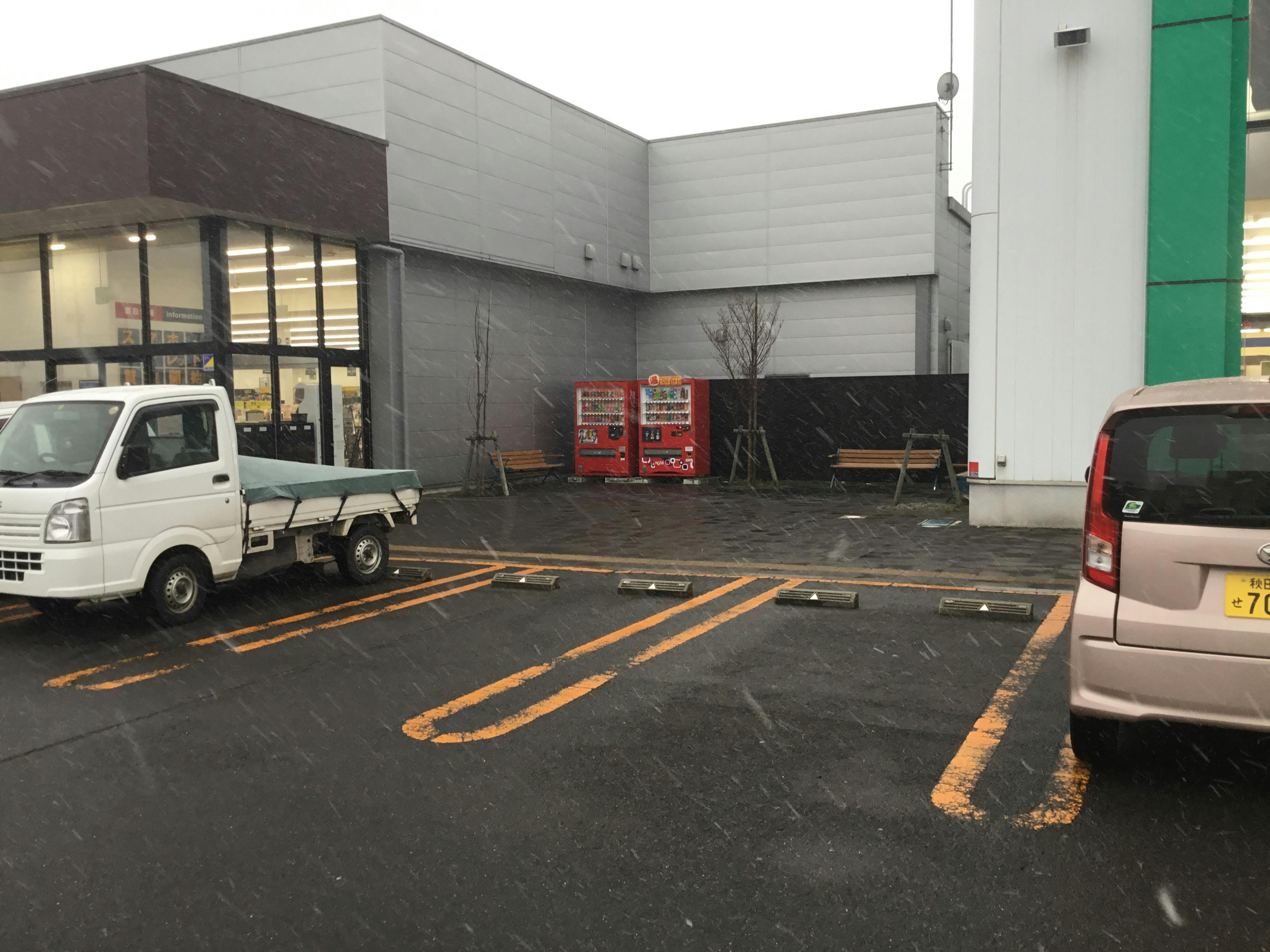 【フレスポ能代】キッチンカー利用に適した、TSUTAYA前屋外スペースの画像