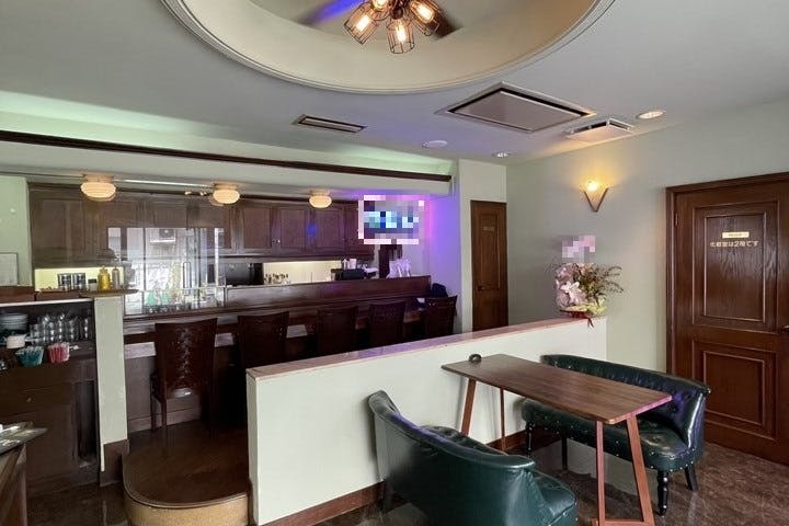 【本町駅3分】アートの展示会や撮影に最適なネオンとレトロが交差するアクセス抜群の純喫茶1Fスペース(路面)