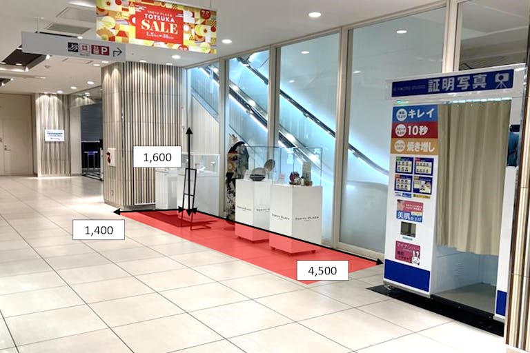 【東急プラザ戸塚】「②1F 下りエスカレーター横」ポップアップ、作品展示に適したコンパクトなイベントスペースの画像1