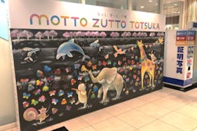 【東急プラザ戸塚】「②1F 下りエスカレーター横」ポップアップ、作品展示に適したコンパクトなイベントスペース